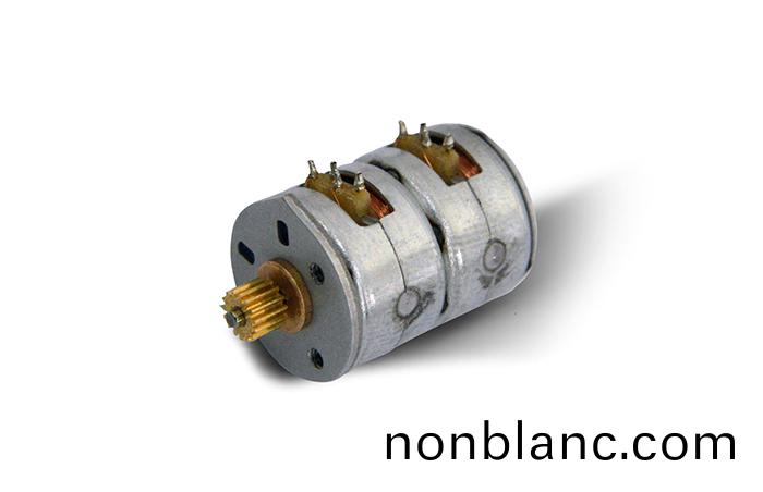 步進電機(ji)的種(zhong)類(lei)咊特點(dian)