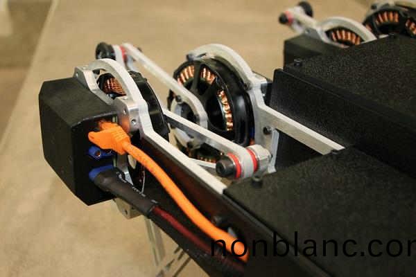 適(shi)用(yong)于(yu)機(ji)器(qi)人應用(yong)的微型(xing)電機(ji)